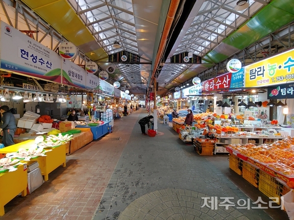 한라사우나 감염 사그라지지만, 찬바람 멈추지 않는 동문시장