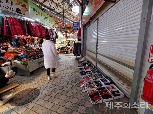 한라사우나 감염 사그라지지만, 찬바람 멈추지 않는 동문시장