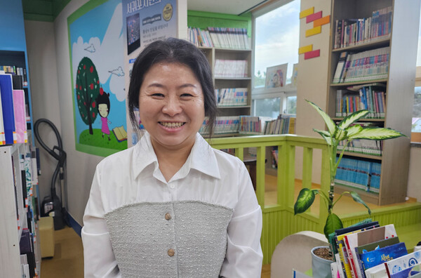 휴대폰도 필요 없더라...시골 마을은 작은도서관에 품을 내줬다