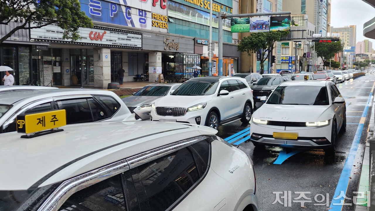 버스 편리 vs 운전 불편 제주 섬식정류장 첫날, 현장 반응 엇갈렸다