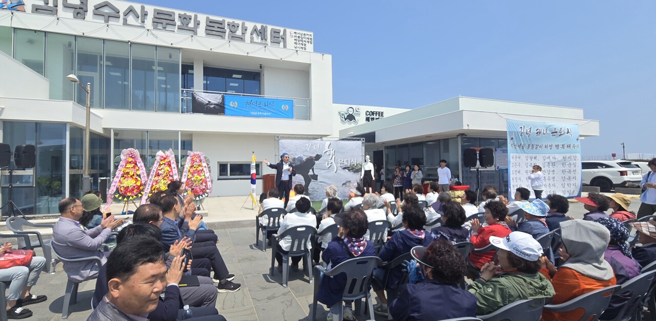 제주해녀 삼춘들 복삭 속앗수다 배우 문소리도 은퇴 해녀 응원
