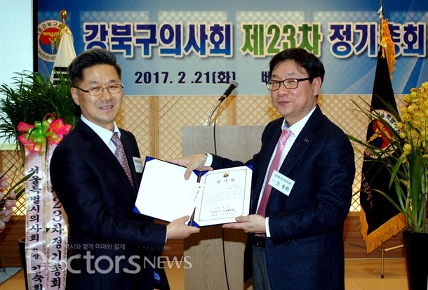원장 홍길동  명찰법 위반...과태료 부과