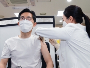 포토뉴스 취임 첫날 'AZ 백신' 맞는 대한의사협회장