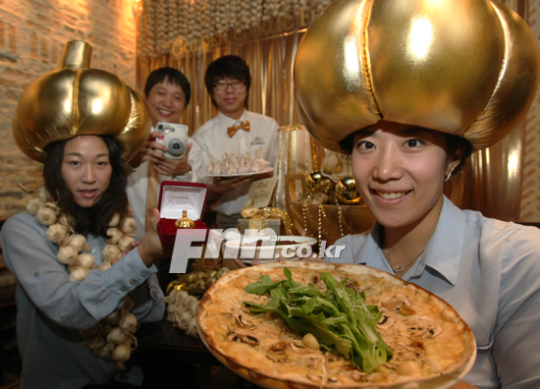 새 피자 먹고 金 10돈도 받고