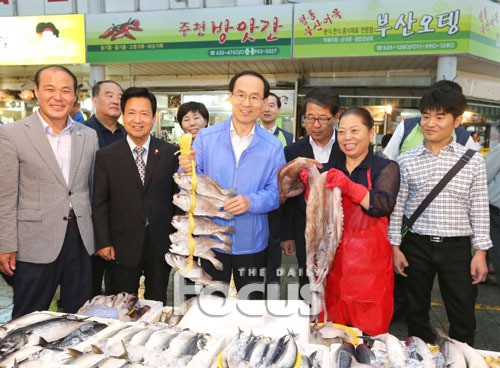 “재래시장서 우리 농산물 사세요”