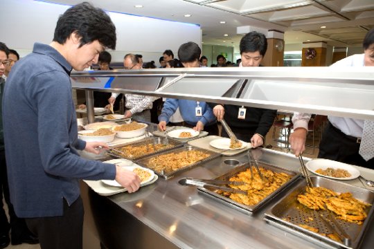 SK네트웍스, 사내식당 메뉴도 세계화