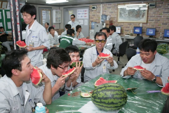 [사진] 삼성重, 수박 먹고 기운 내세요!