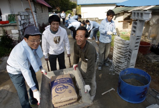 대림산업, 흥부네 11남매 집고치기 봉사활동