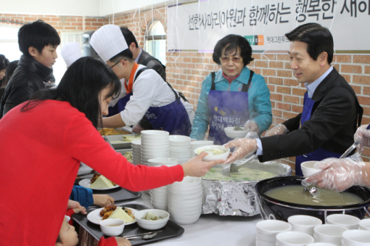 [사진]현대그린푸드, 설날 맞아 복지시설 찾아 봉사활동 펼쳐