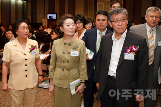 [포토] 올해의 에너지위너상 제품들 살펴보는 내빈들