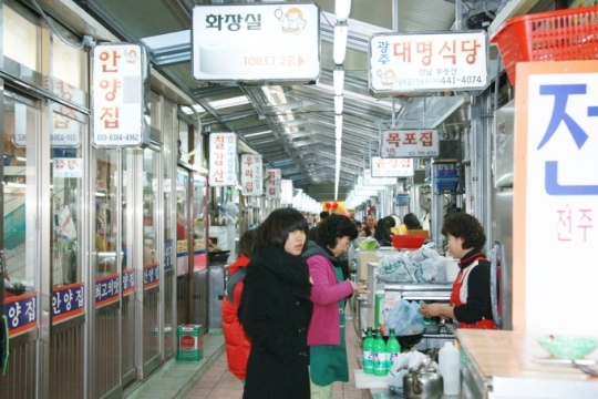 안양 중앙시장 곱창골목 “반값 세일”