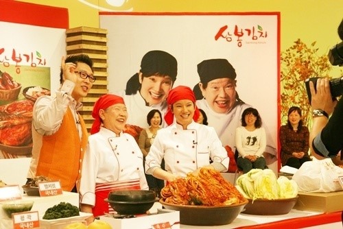 삼봉김치 12억·꿀자매 5억..홈쇼핑 연예인 브랜드 대박 비결은?