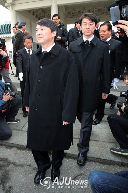 현충탑 나서는 안철수-송호창