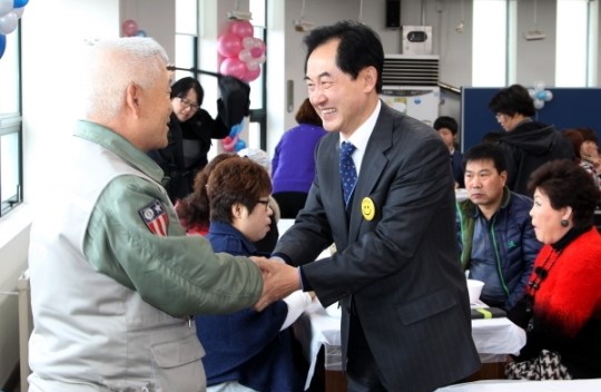 안병용 의정부시장, 독거노인돕기 일일찻집 방문