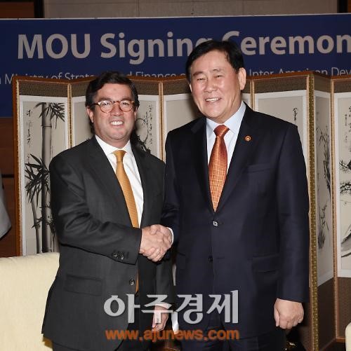 최경환, IDB 총재와 면담…한국 기업·기관 진출 협조 요청