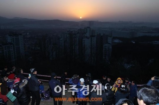 군포시 수리산 감투봉서 해맞이 행사 열어