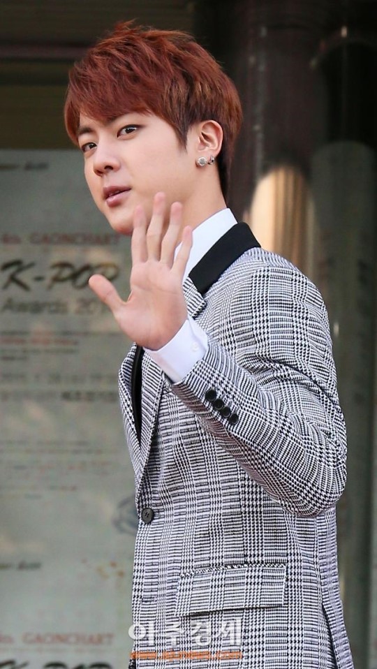 [AJU포토] 방탄소년단 진, 시크한 손인사 (제4회 가온차트 K-POP 어워드)