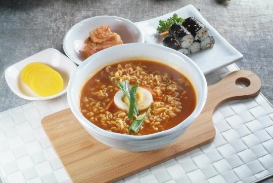 서민음식 맞아? 식당라면 값 3.8% 껑충… 김밥·피자 값도 크게 올라