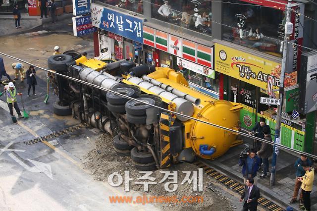 [AJU포토] 신촌 현대백화점 차량 전도 현장