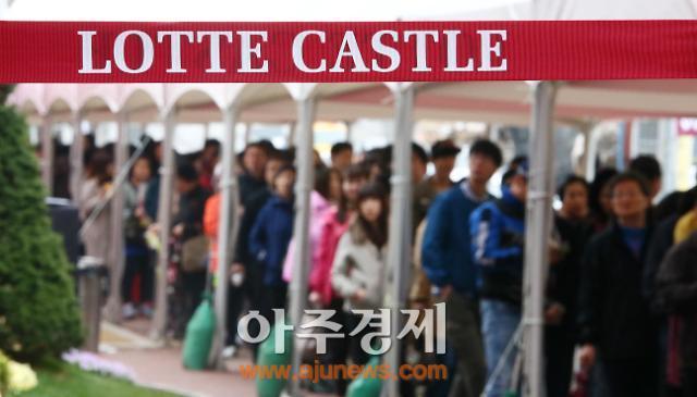 [AJU포토] 롯데캐슬 골드파크 3차 모델하우스에 길게 줄서서 기다리는 시민들