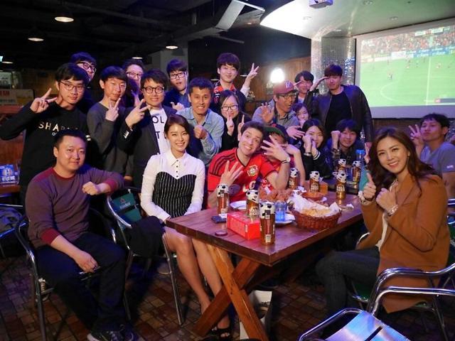 스카이스포츠, 분데스리가 ‘코리언더비 펍 응원전’ 성황리 개최…다니엘 린데만·조윤경 아나운서 등 참석