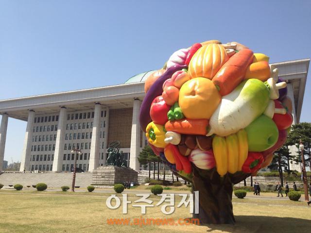 [포토] 국회에 등장한 대형 ‘과일나무’