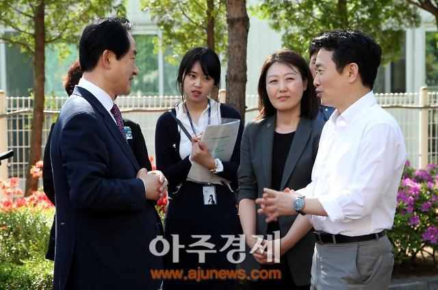 <포토> 남경필 경기도지사와 이야기 나누는 안병용 의정부시장