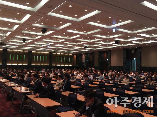 우리텔레콤 요금-단말기 모두 반값 제4이동통신 진출 본격화... 정말 가능할까?