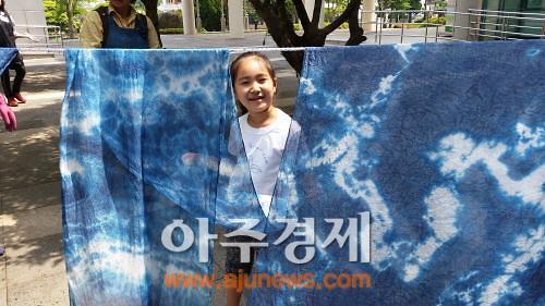제주 맑은 하늘 빛 담는 천연 쪽염색 실시