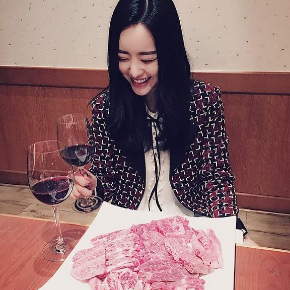 홍수아, 고기 앞에 두고 함박미소 다 내꺼. 짭짭