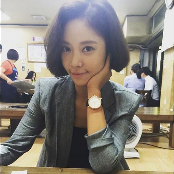 [황정음 결혼]식당서 고기 기다리면서도 빛나는 황정음의 미모