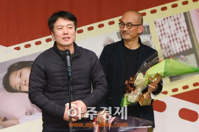 [AJU포토] 수상소감 말하는 영화 사도 타이거픽쳐스 오승현 대표