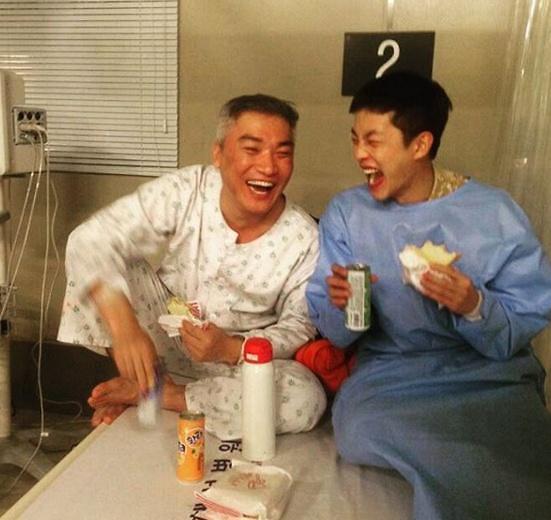 태양의 후예 김민석, 진소장 조재윤과 화기애애한 분위기 야식 먹으면서