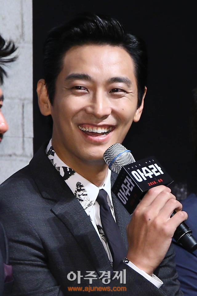 아수라 주지훈 정만식 갈비뼈 부상에 정우성 손가락 골절까지…액션 거칠었다