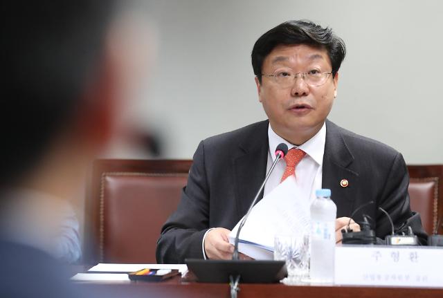 주형환 장관 “석유화학업계 조속한 설비 통폐합에 나서달라”