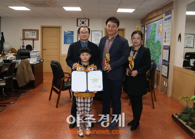 약속 지킨 골프신동, 이수민 양 이석화 청양군수 방문