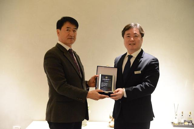 롯데백화점 송정호 부산본점장, 모범선행 시민상 수상!