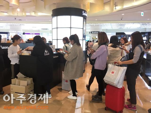 [르포] 롯데면세점 월드타워점 가보니…설화수 매장 ‘북적’ “샤넬은 안 열었네”