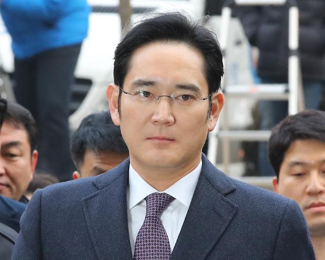 ‘보라색 넥타이’ 맨 이재용 부회장 “밀리지 않겠다” 자신감 표현
