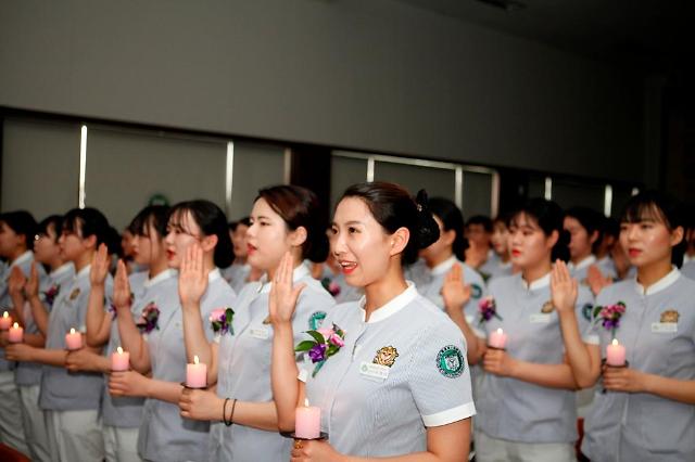 나이팅게일의 숭고한 희생정신을 본받겠습니다…강릉영동대 205명 나이팅게일 선서 