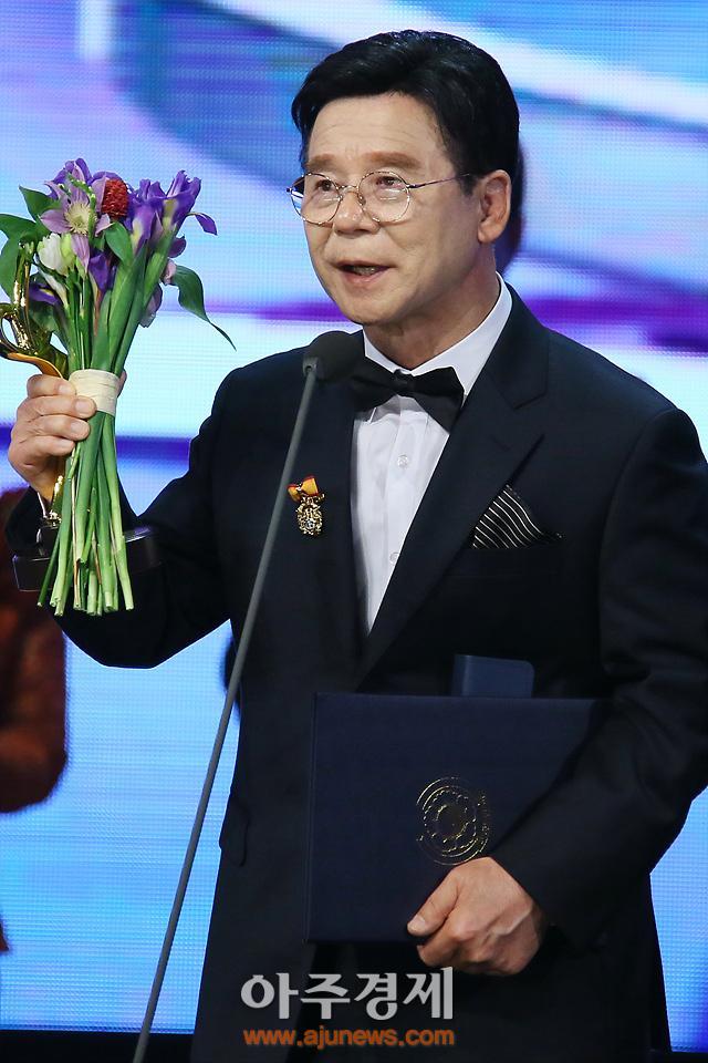 [포토] 성우 양지운, 대통령 표창 수상 (2017 대한민국 대중문화예술상)