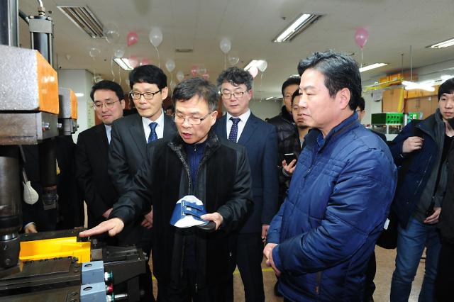 홍종학, 사회적협동조합 ‘구두 만드는 풍경’ 공장 방문 
