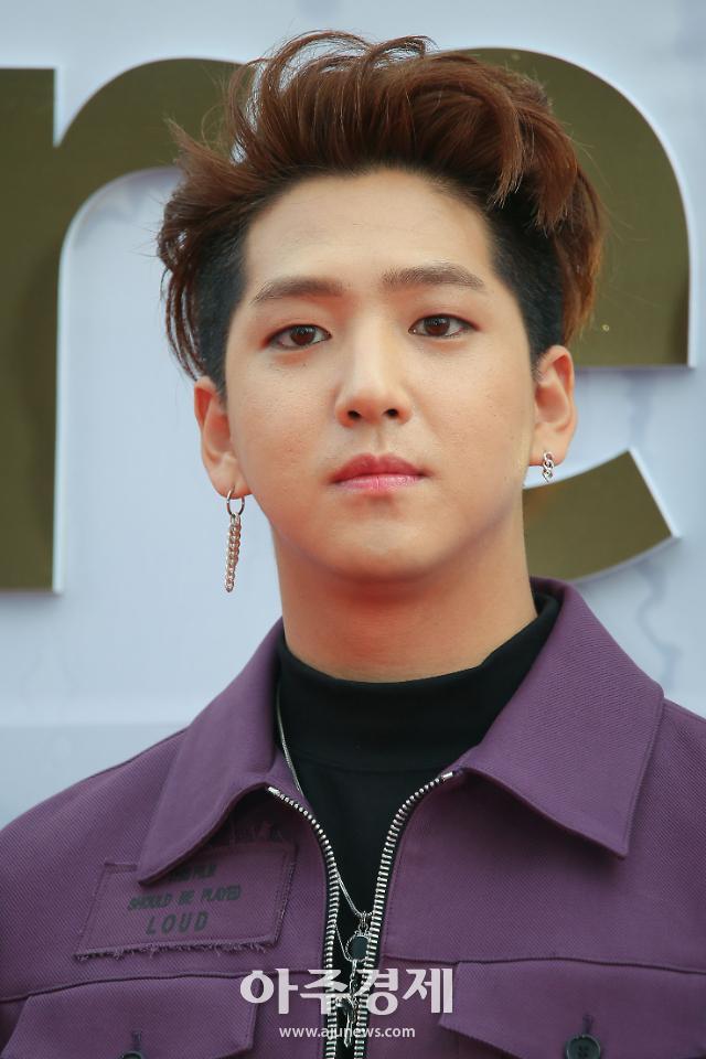 B1A4 바로, 태도 논란에 공식 사과…“팬들에 상처 드려 죄송…열애는 아냐” 
