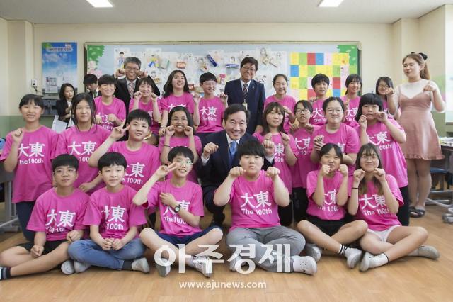 [포토] 100년 역사 세종시 조치원 대동초등학교 찾은 이낙연 국무총리 