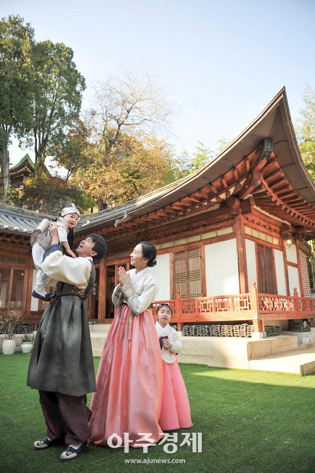 경성사진관에서 찰칵, 한옥에서 하룻밤…추억 쌓는 서울여행  