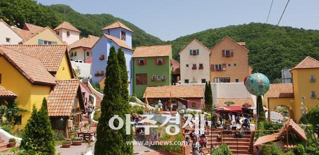 한홍섭 쁘띠프랑스 회장 “12만2000㎡에 자리 잡은 ‘소행성’… 꿈꾸던 동화같은 마을이죠” 