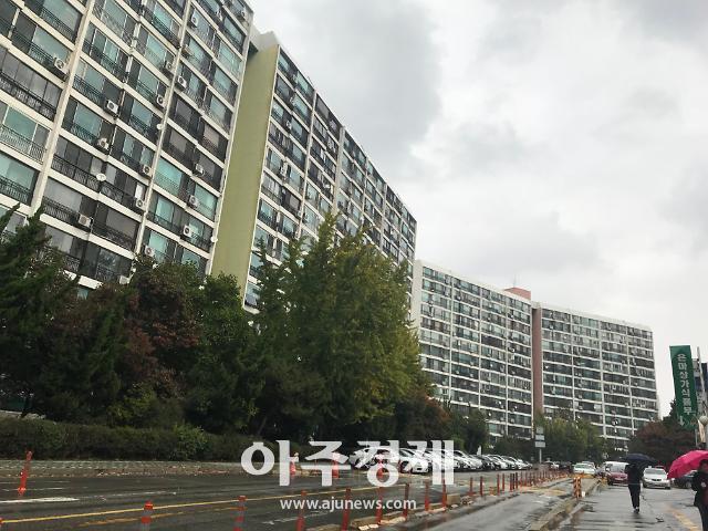 [집값 꺾인 강남] 호가 떨어진 급매물 속속 등장...강남 대장주 은마도 꺾였다 