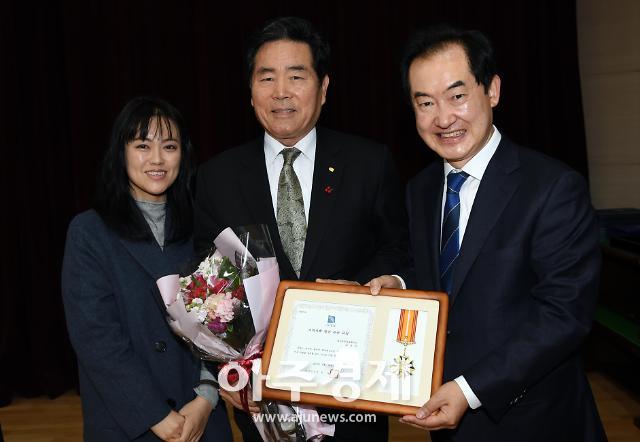 [포토] 도지사 표창 전수하는 안병용 의정부시장 