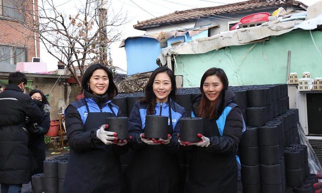 애경산업 , 상도 철거민촌에 연탄 5천장 전달  