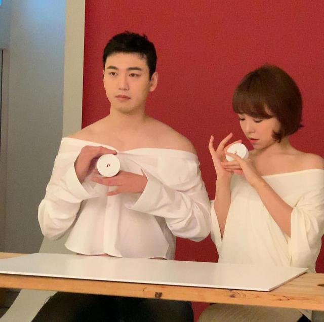 ‘하준아빠’ 리바이포유, 남자도 도자기 쇄골···‘톤업크림’ 뭐길래 